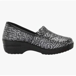 NEW Easy Street Professional Slip On Shoes Silver Artisan Women's  size 9 NWT